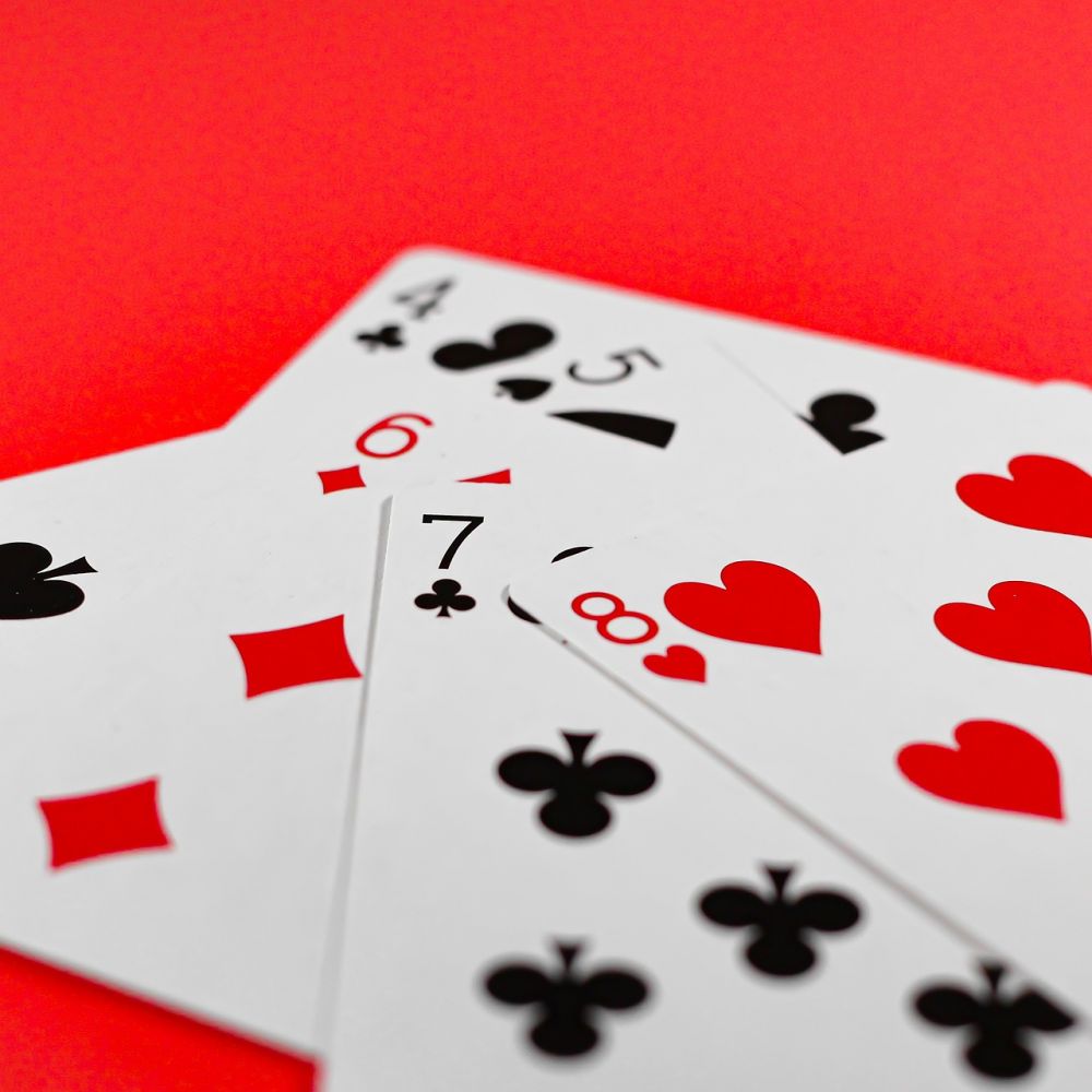 Online blackjack: En komplet guide til et populært casinospil