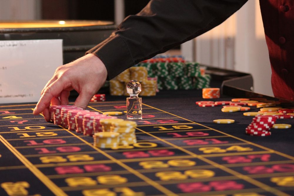 Spider Solitaire er et populært kortspil, der tilbydes som gratis spil både online og som en del af casinospil